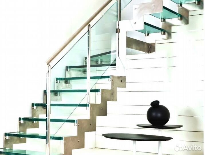 Стеклянное ограждение лестницы