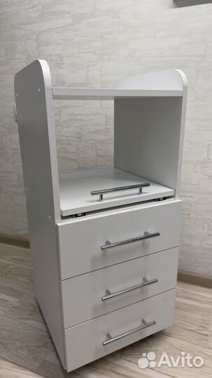 Тумба белая на колесах косметологическая