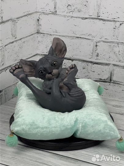 Модель котенка сфинкса на подушке