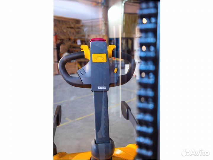 Штабелёр с площадкой