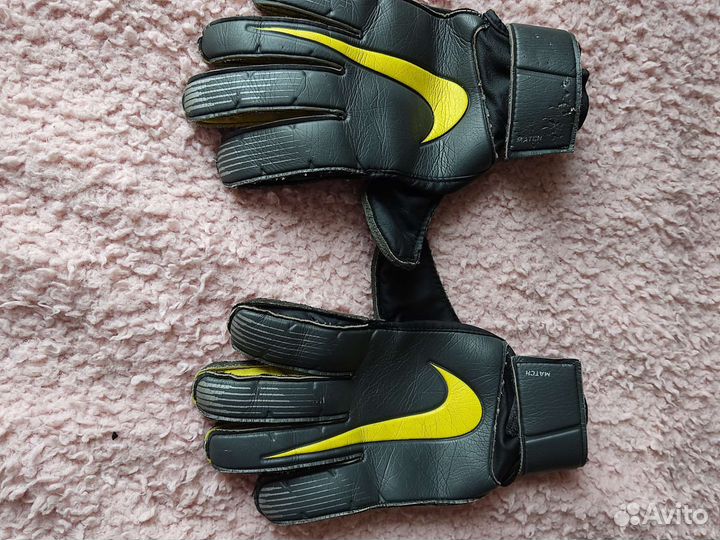 Футбольные перчатки Nike