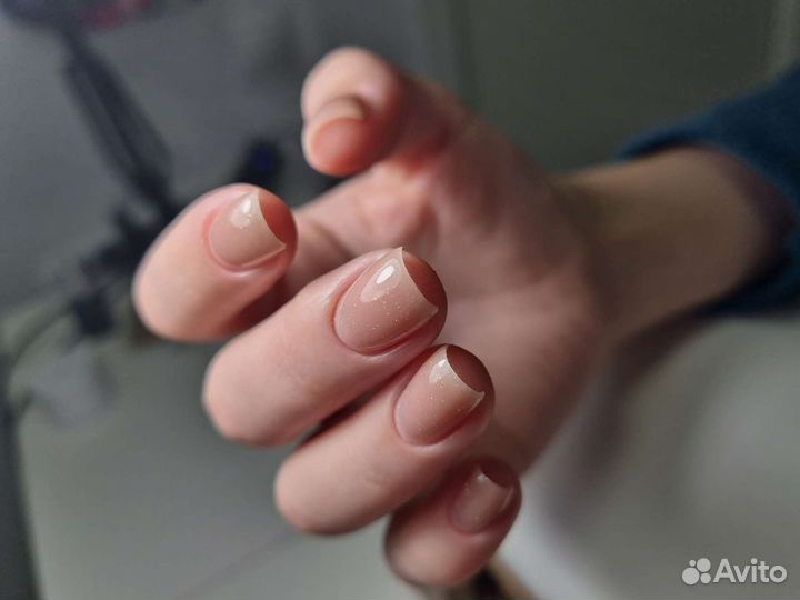 Мастер маникюра в кабинете