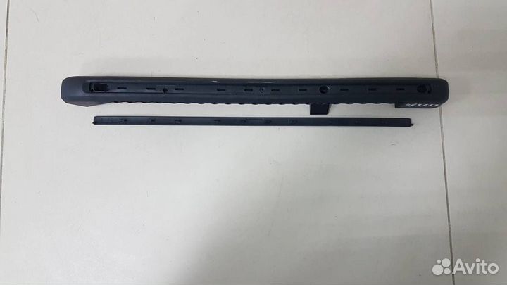 Направляющая шторки багажника Skoda Yeti 2009