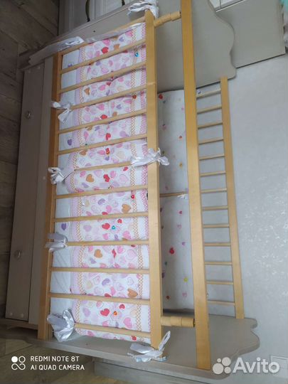 Детская кроватка с маятником