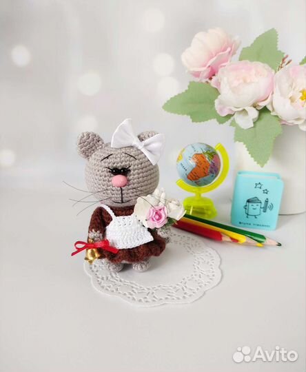 Вязаная кошечка - школьница. Мягкая игрушка