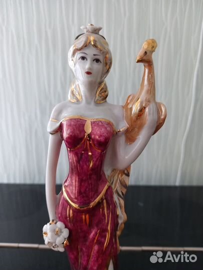 Статуэтки фарфоровые