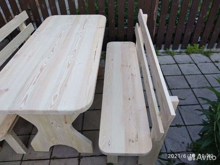 Столик и скамейки