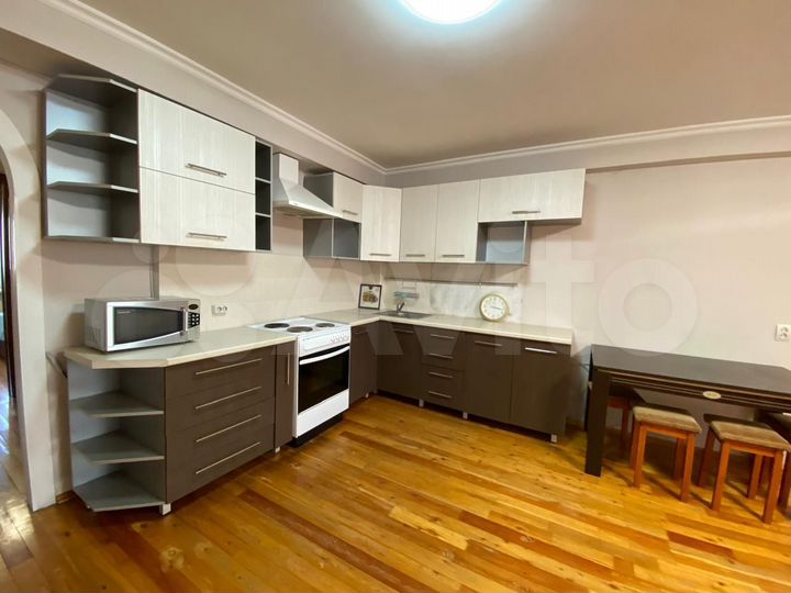 2-к. квартира, 56 м², 1/6 эт.