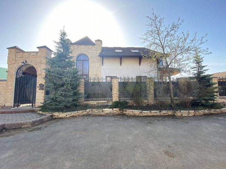 Дом 313 м² на участке 12,1 сот.