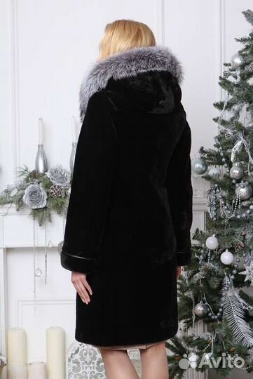 Шуба из мутона с капюшоном, отделка чернобурка