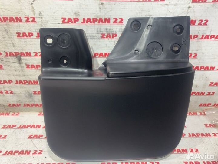 Брызговик передний правый Mitsubishi Pajero Sport