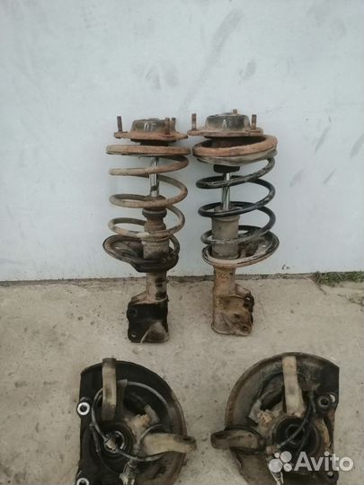 Стойка передняя правая 1.8 GDI Митсубиси каризма