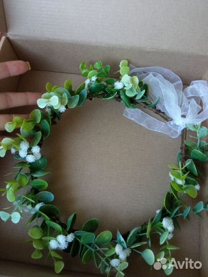 Венок на голову из гипсофилы и зелени