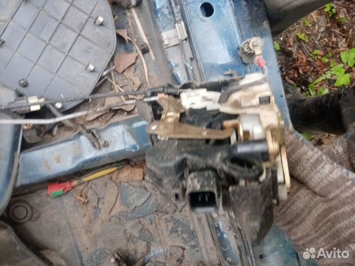 Замок двери передний Mitsubishi Lancer 9 2005