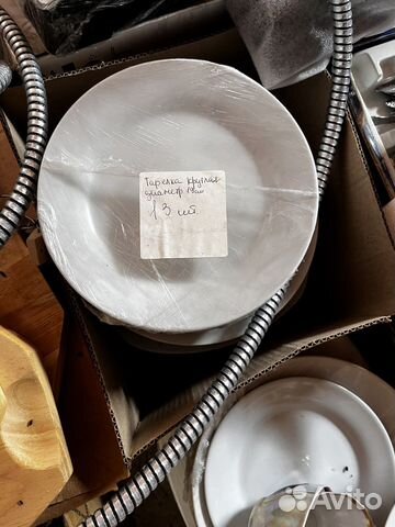 Тарелки, столовые приборы, кастрюли, сковородки
