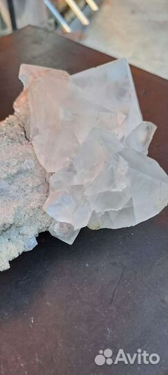 Кристаллы флюорита на породе