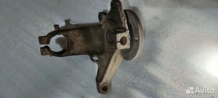 Поворотный кулак левый 1-4L Peugeot 206