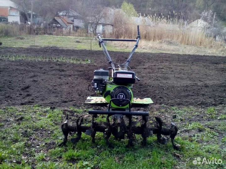 Вспашка земли мотоблоком