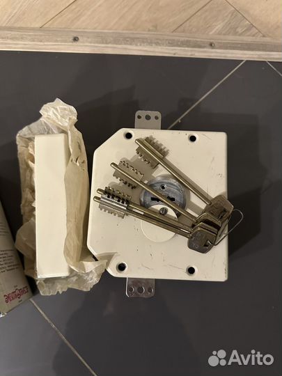 Замок накладной сувальдный с задвижкой