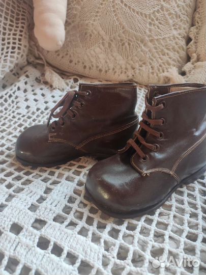 Детские антикварные ботинки