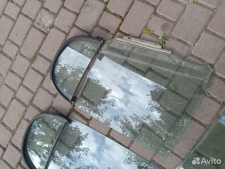 Стекло заднее левое Toyota Yaris