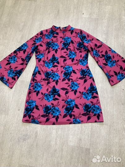 Платье фуксия в цветы
