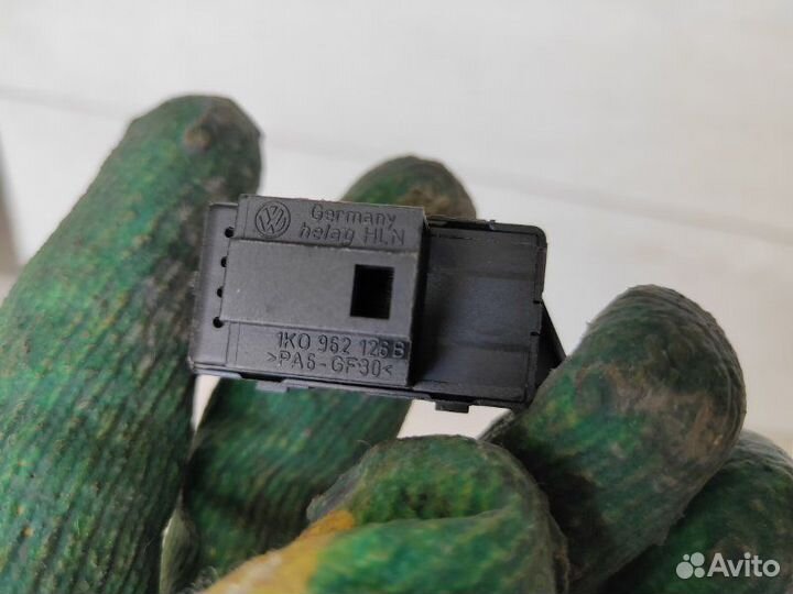 Кнопка центрального замка Volkswagen Golf 5 caxa