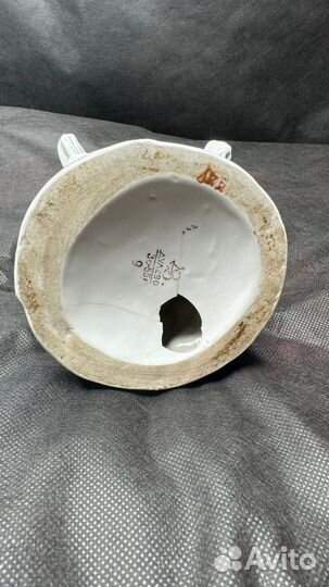 Девочка кормит кур дулево