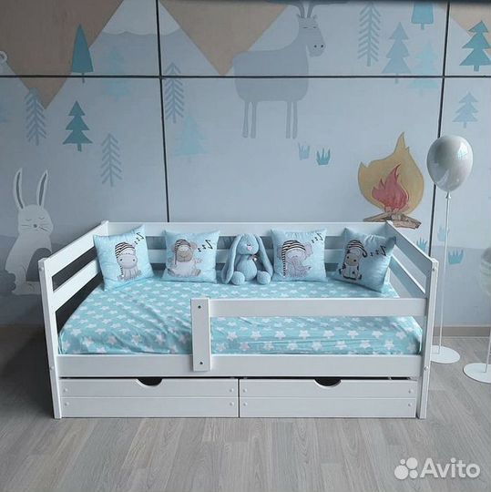 Кроватка с бортиком софа из массива для малыша