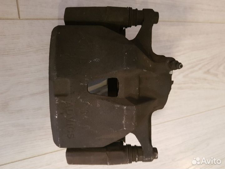 Передний левый суппорт Lexus IS250