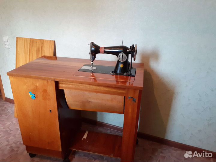 Ножная швейная машинка. В хорошем состоянии