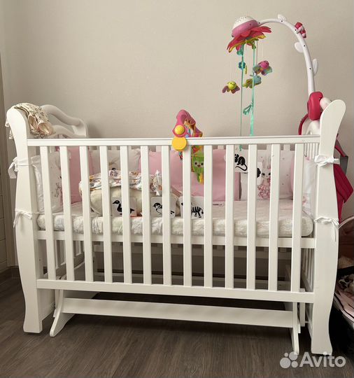Детская кроватка с поперечным маятником