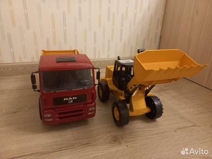 Самосвал с погрузчиком Bruder