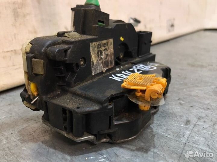 Замок двери задний левый Chevrolet Cruze седан