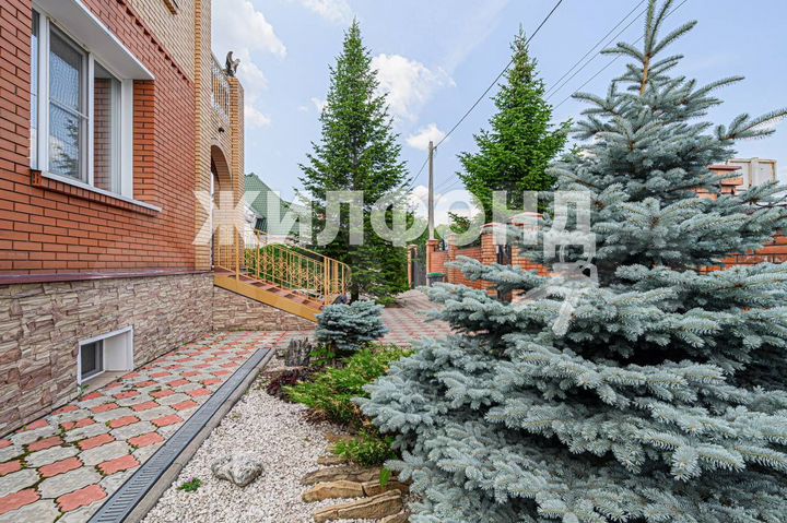 Дом 318 м² на участке 10 сот.