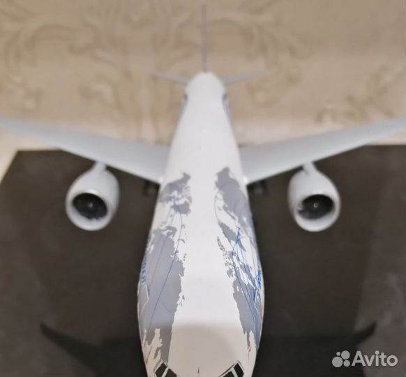 Модель Boeing 777 1/144