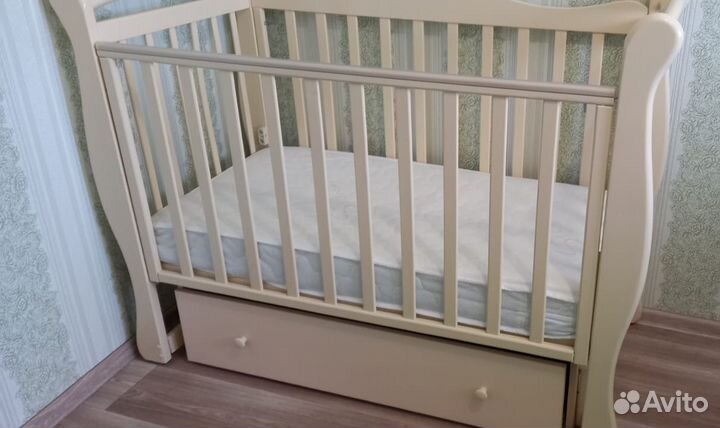 Детская кроватка с универсальным маятником