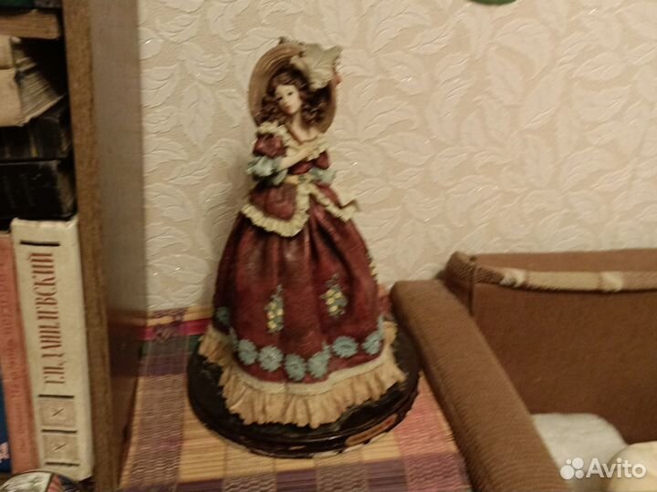 Форфоровая фигурка
