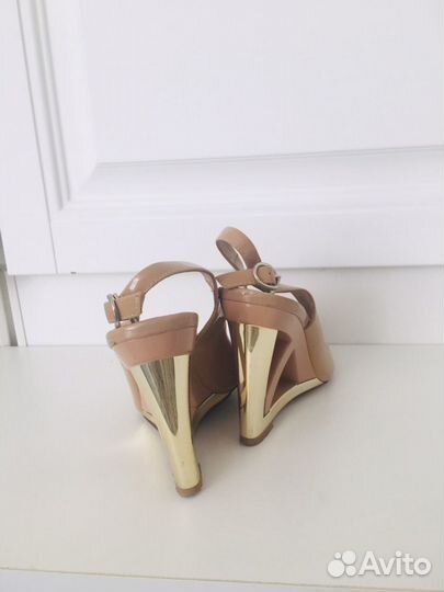 Босоножки бежевые лаковые Vasconte на танкетке 36