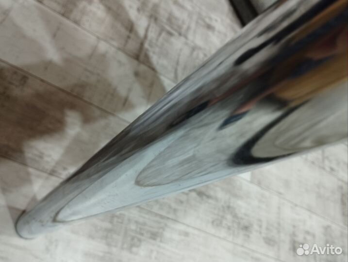 Стол на металлических ножках