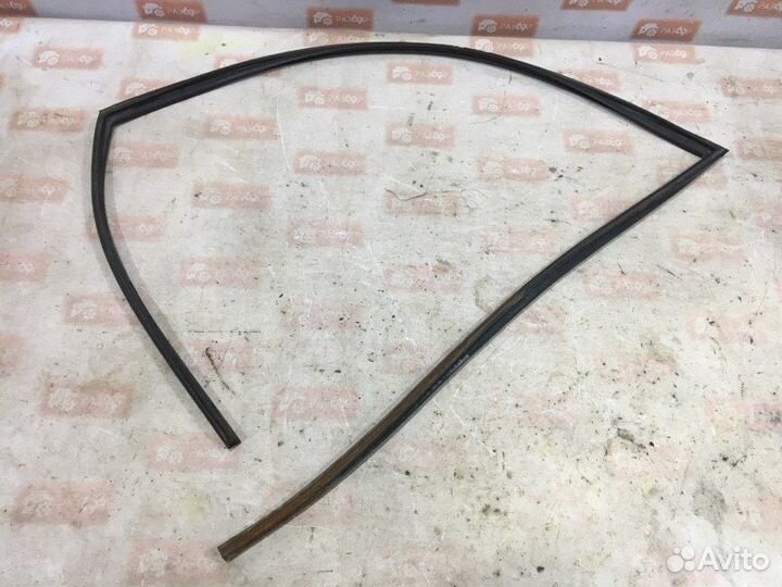 Уплотнительная резинка стекла передняя левая Honda