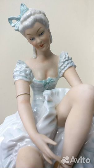 Статуэтка Балерина надевает пуанты Unterweissbach