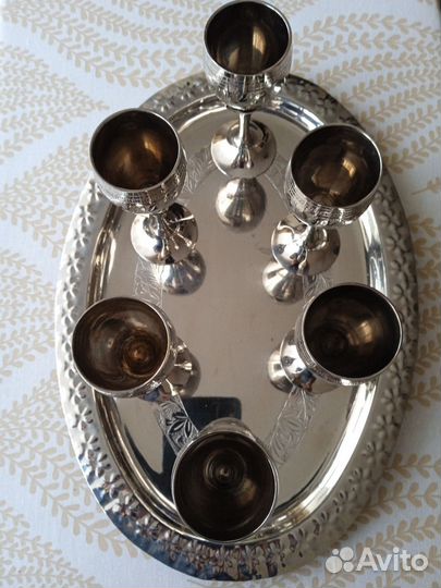 Поднос с рюмками