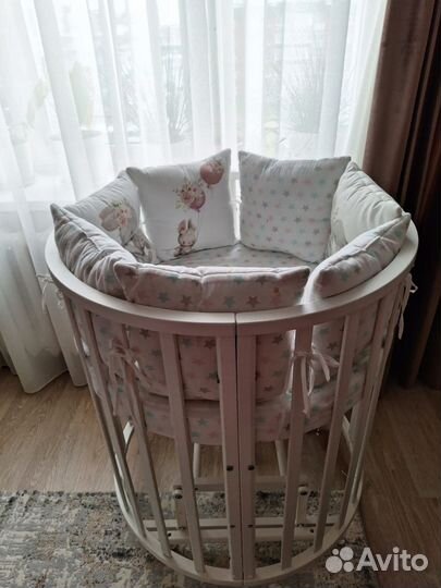 Детская кроватка с маятником