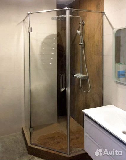 Перегородки из стекла в ванную с дизайном