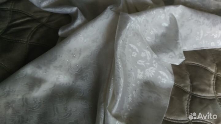 Отрез ткани искусственного шелка