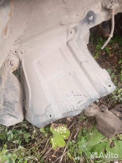 Пыльник двигателя боковой левый Nissan Primera P12