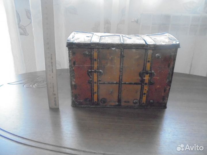 Старинная, жестяная коробка из под конфет. Реномэ