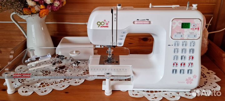 Швейная машина Janome DC4030