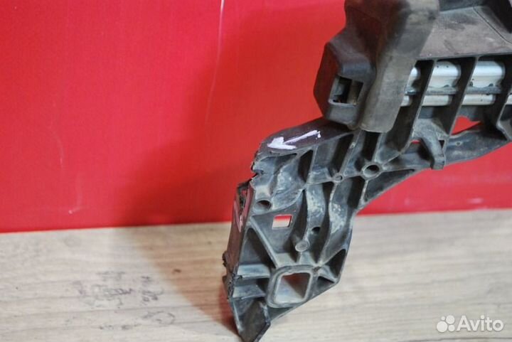 Панель передняя телевизор верх Mercedes E